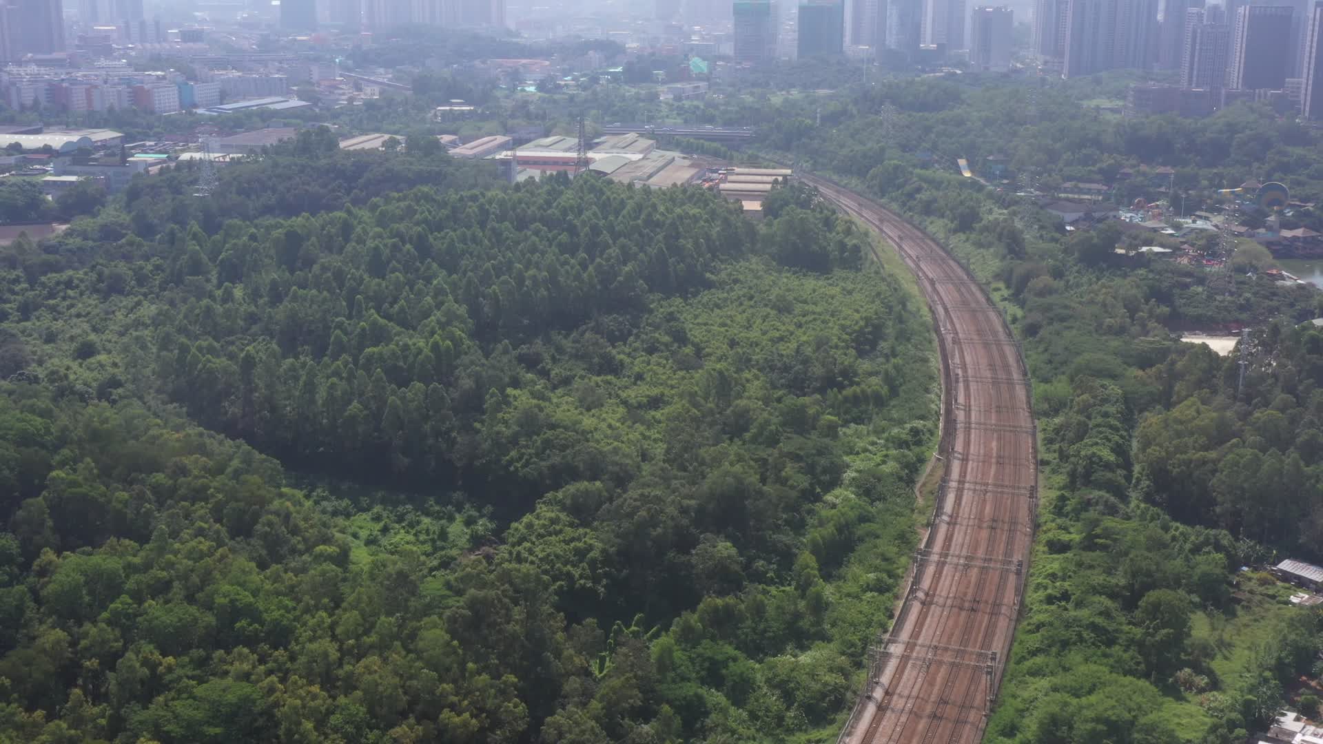 深圳龙华公路交通高角度航拍视频的预览图