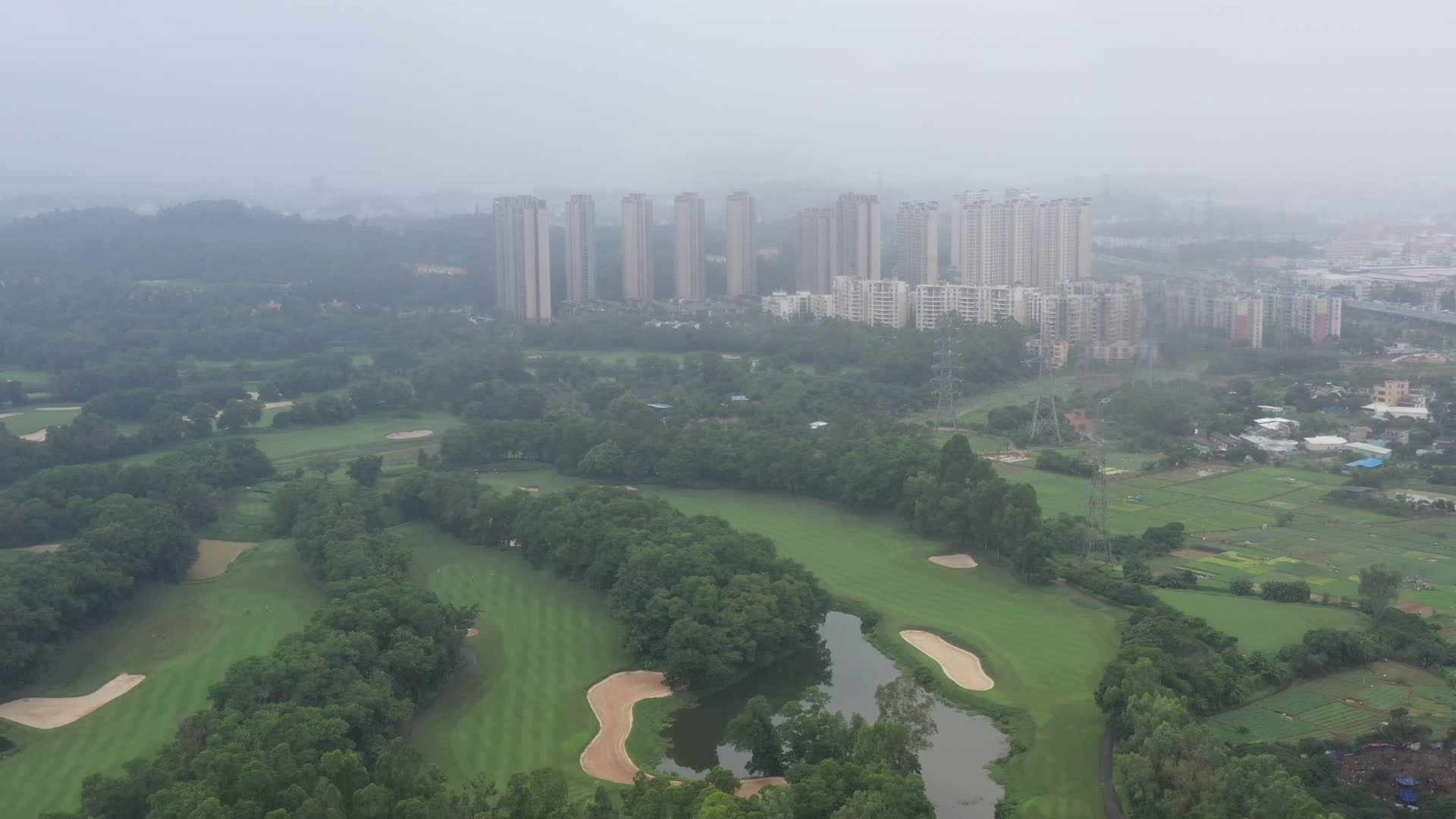 深圳龙华居住楼房绿地航拍视频的预览图