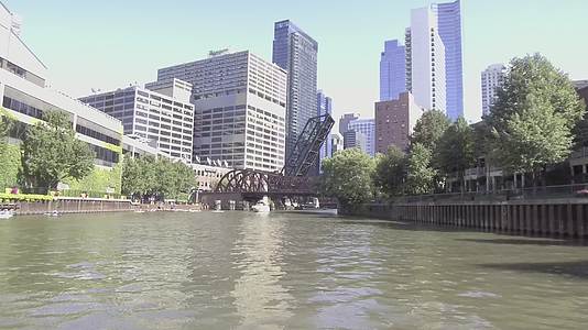 芝加哥市中心建筑群船上游览视频的预览图
