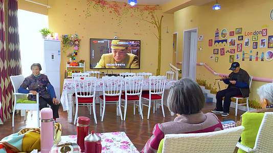 1080P老年公寓养老院志愿者视频的预览图