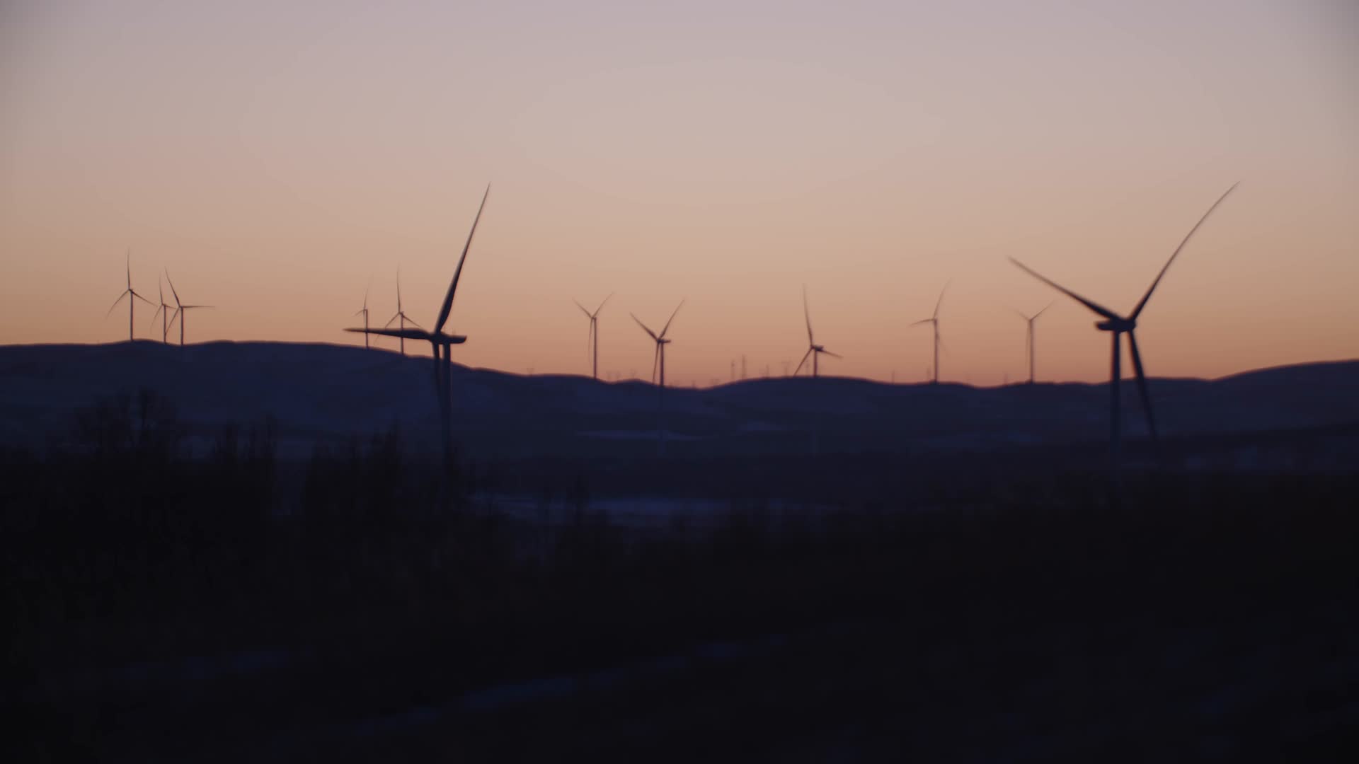 晚霞风力发电大风车4K航拍视频的预览图