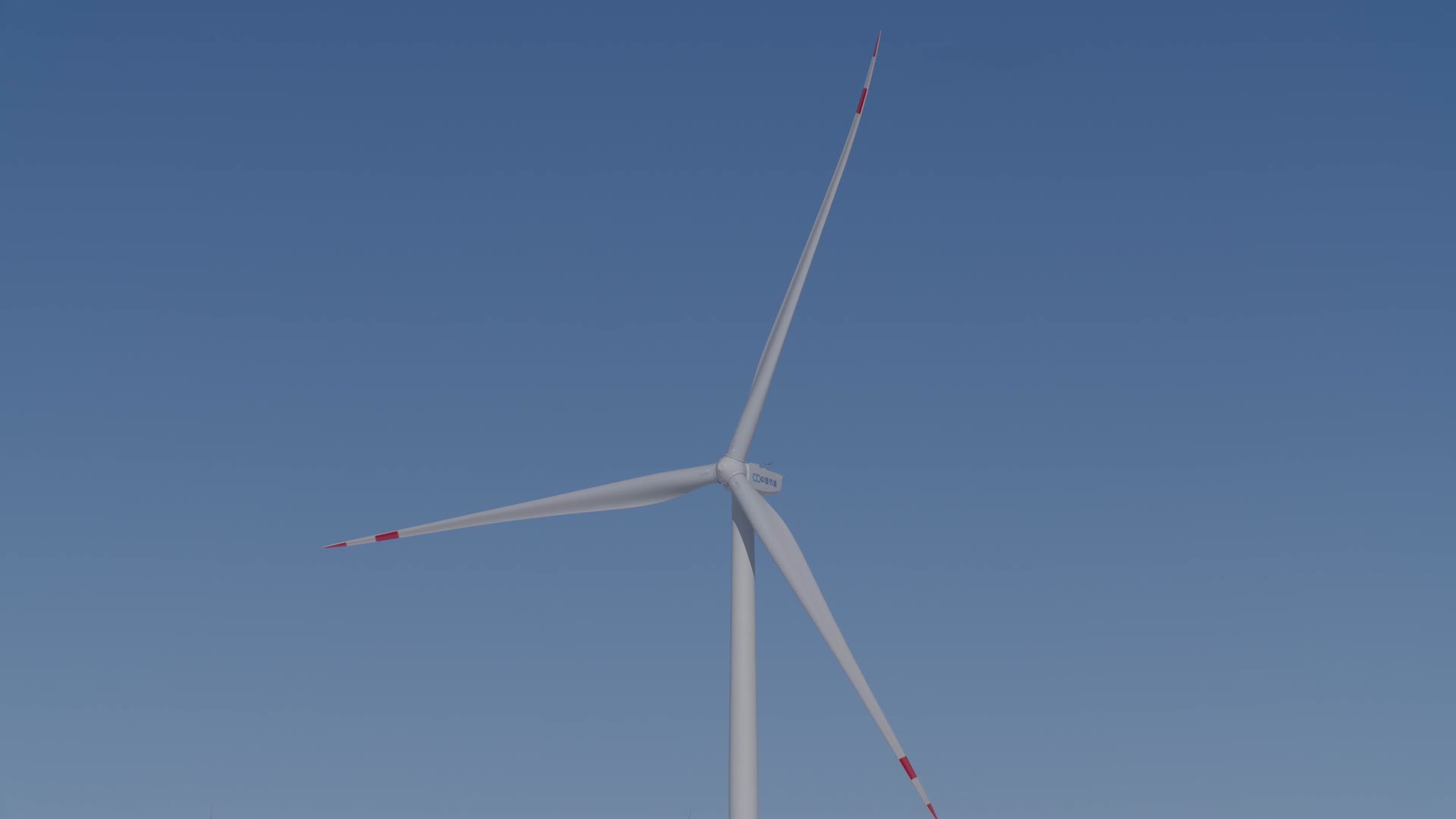 风力发电大风车4K实拍视频的预览图