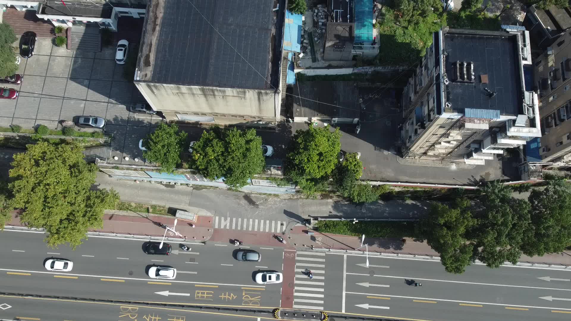 湖北宜昌武汉道路建筑高角度航拍视频的预览图