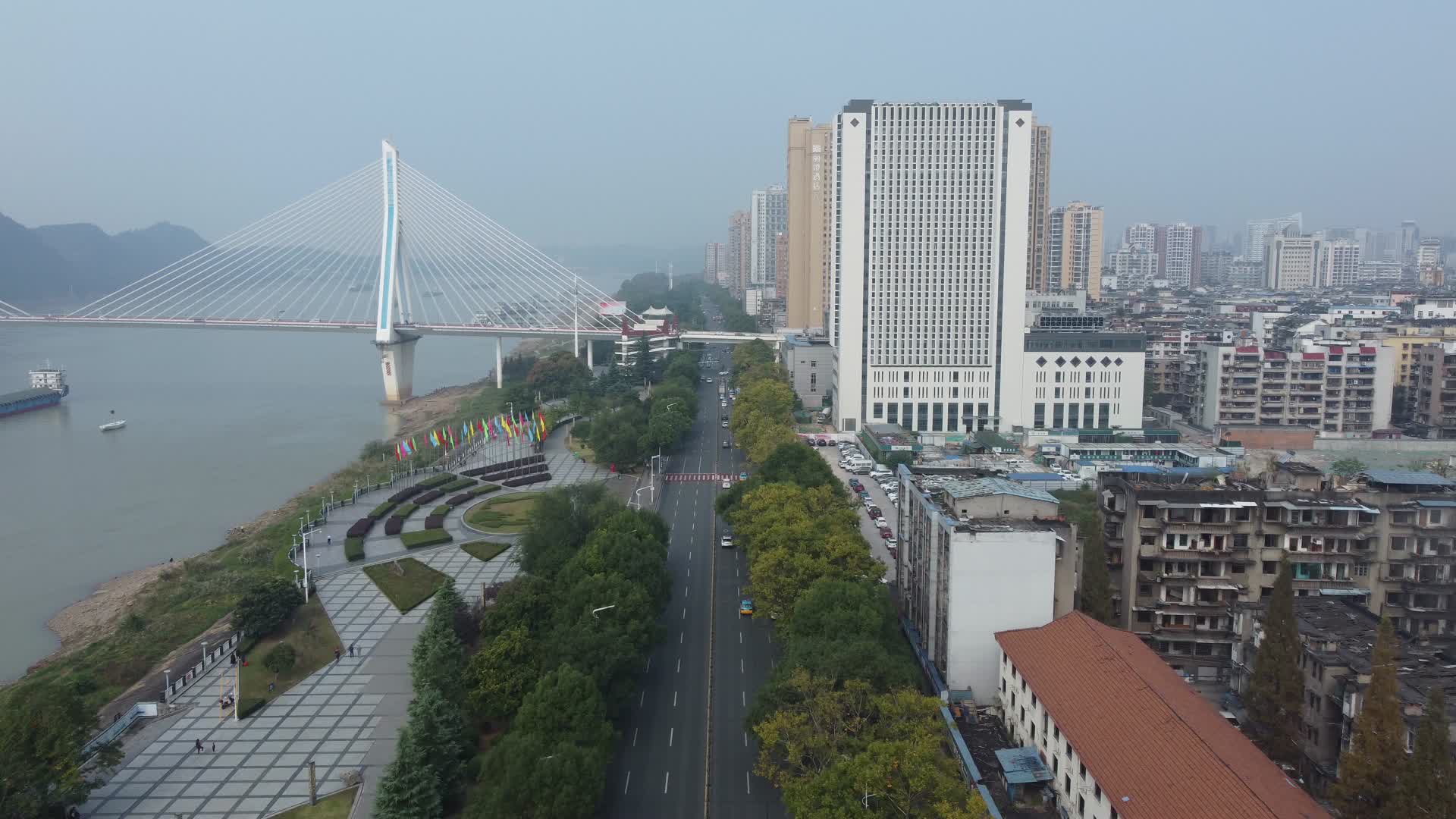 湖北宜昌武汉道路大桥建筑高角度航拍视频的预览图