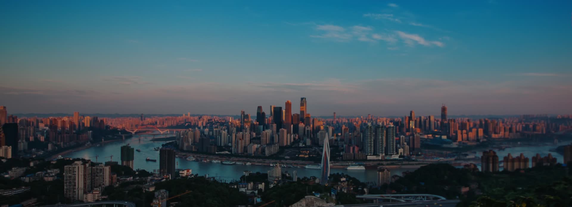 重庆城市高楼大厦高速路道路大道车流交警指挥鸟瞰城市视频的预览图
