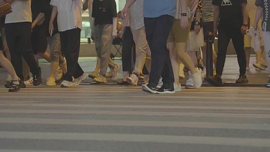 城市街头繁华街道斑马线上络绎不绝的行人脚步4k视频的预览图