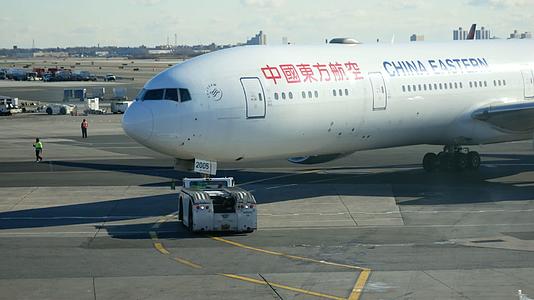中国东方航空飞机机场调头实拍视频视频的预览图
