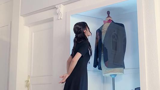 物质生活女人购物线下休闲时尚视频视频的预览图