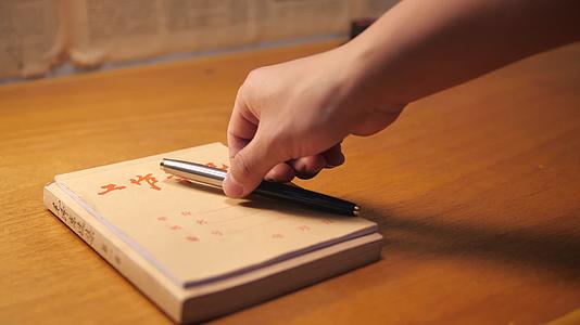 钢笔写信奋笔疾书旧时代努力奋斗写实视频视频的预览图