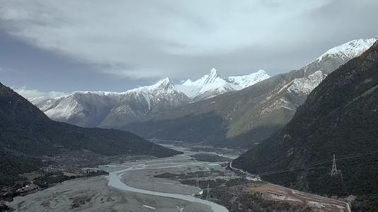 4K航拍西藏古乡湖视频的预览图