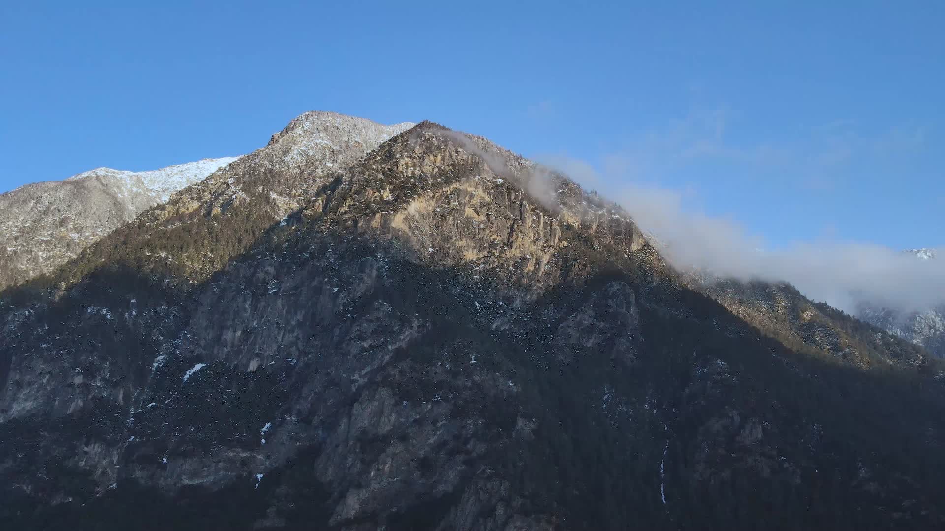 4K航拍西藏盔甲山视频的预览图