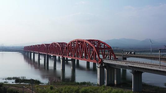 京张高铁官厅水库特大桥公路桥铁路4k航拍视频的预览图