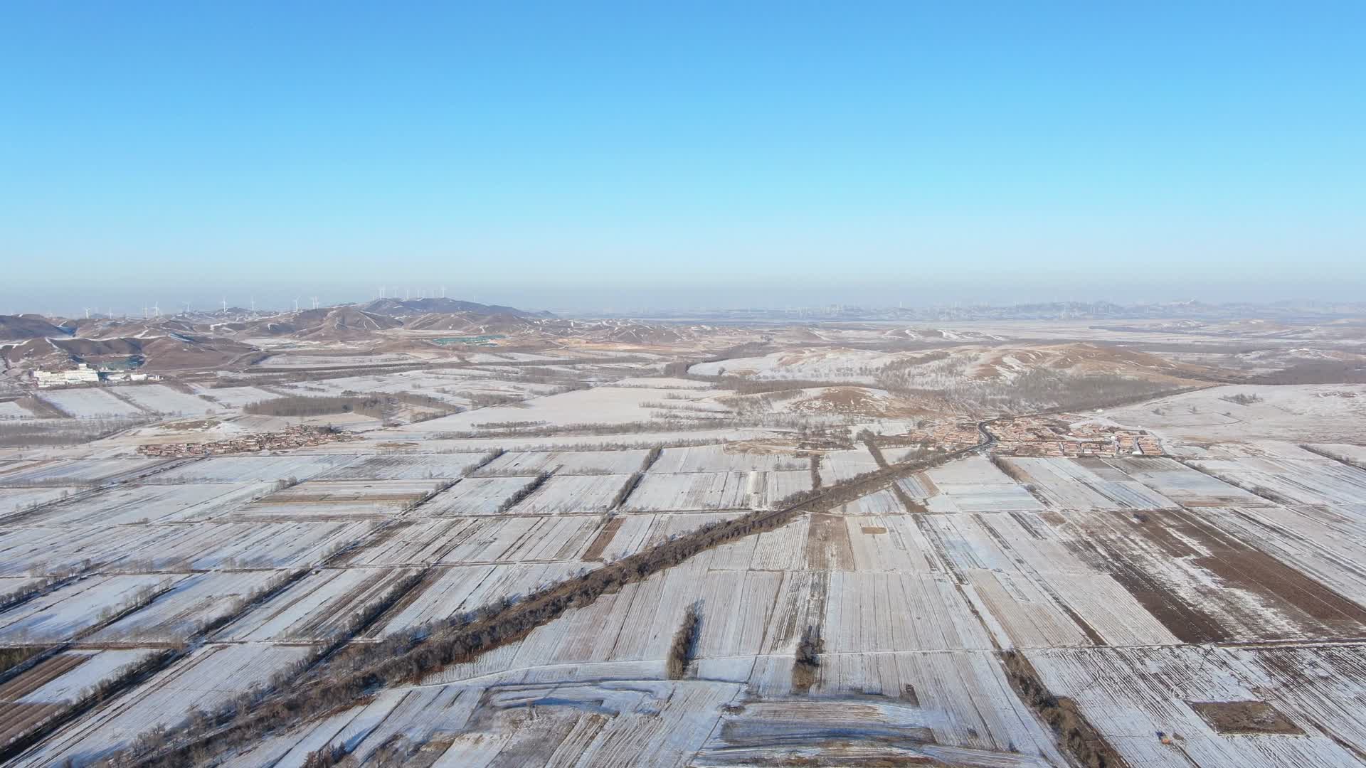 4K实拍冬季雪景风力发电风车发电航拍视频的预览图