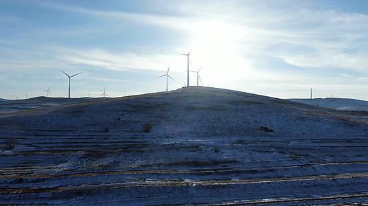 4K实拍冬季雪景风力发电风车发电航拍视频的预览图
