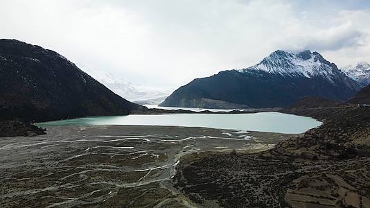 4K航拍西藏来古冰川视频的预览图