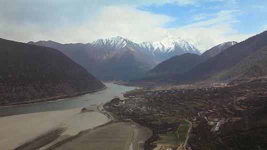 4K航拍西藏雅鲁藏布大峡谷视频的预览图