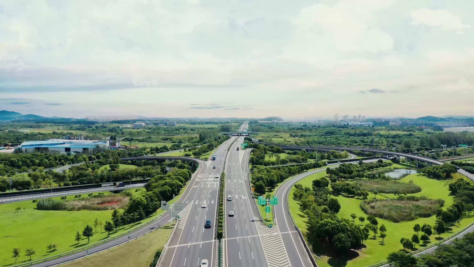 高速公路云层金属字标题视频的预览图