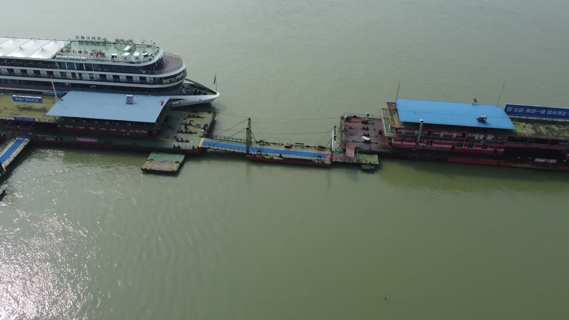 湖北宜昌武汉货船码头高角度航拍视频的预览图