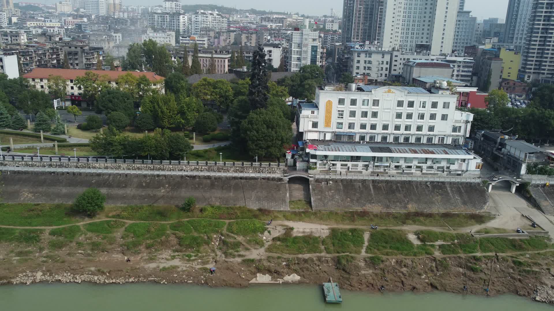 湖北宜昌武汉江岸高角度航拍视频的预览图