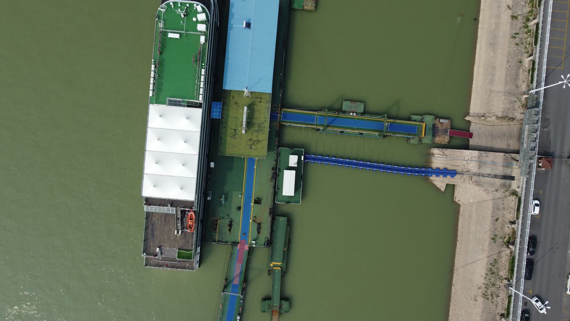 湖北宜昌武汉货船码头高角度航拍视频的预览图