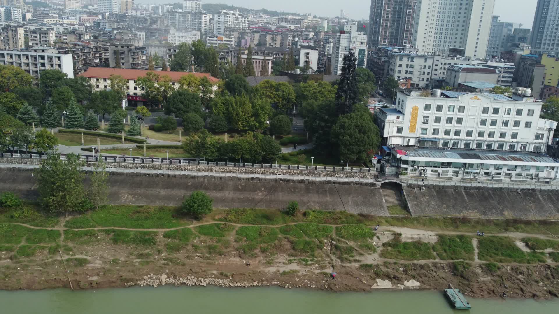 湖北宜昌武汉江岸高角度航拍视频的预览图