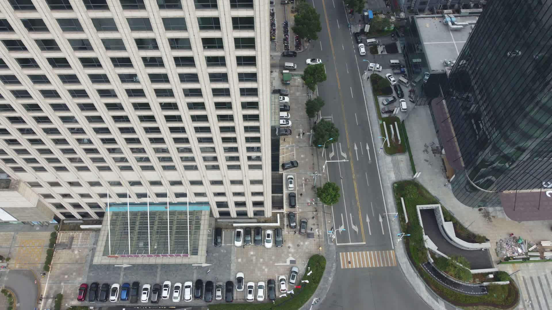 湖北宜昌武汉建筑道路高角度航拍视频的预览图