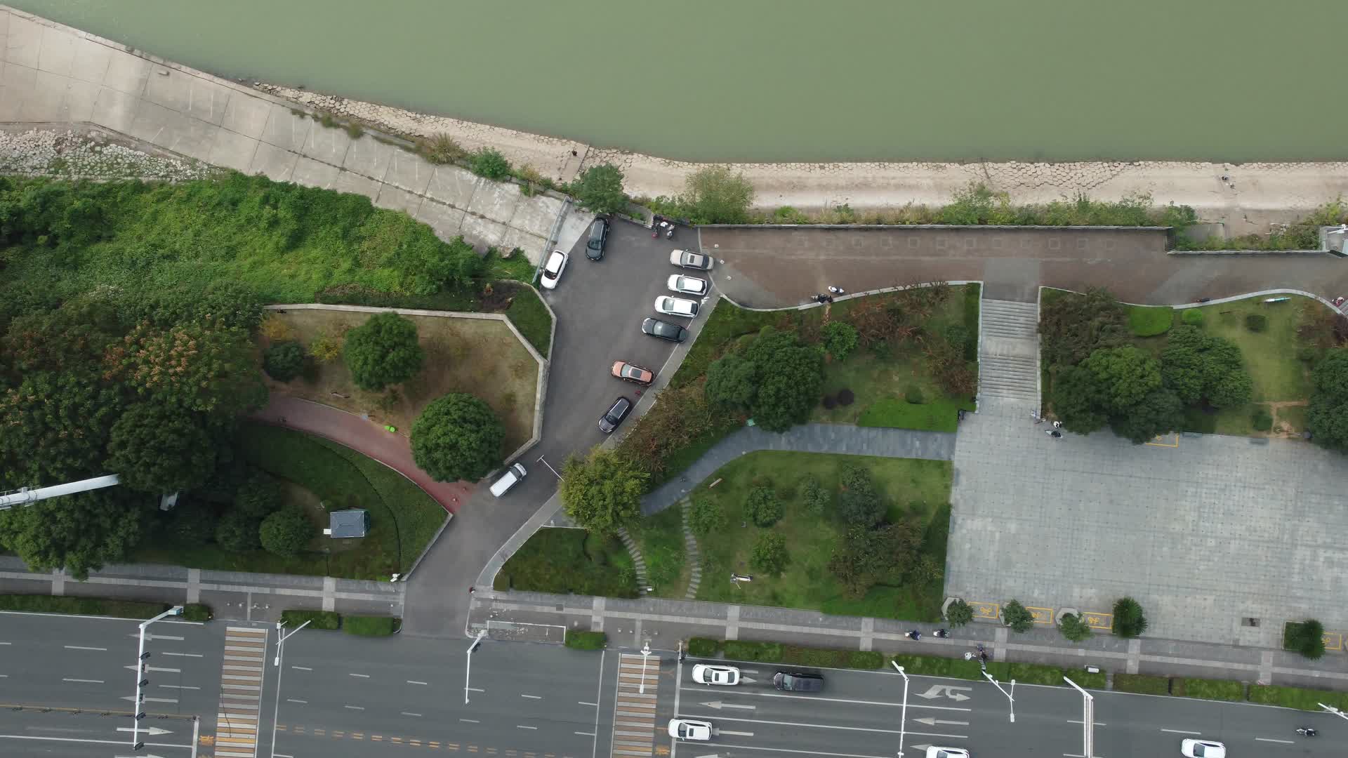 湖北宜昌江岸绿地广场高角度航拍视频的预览图