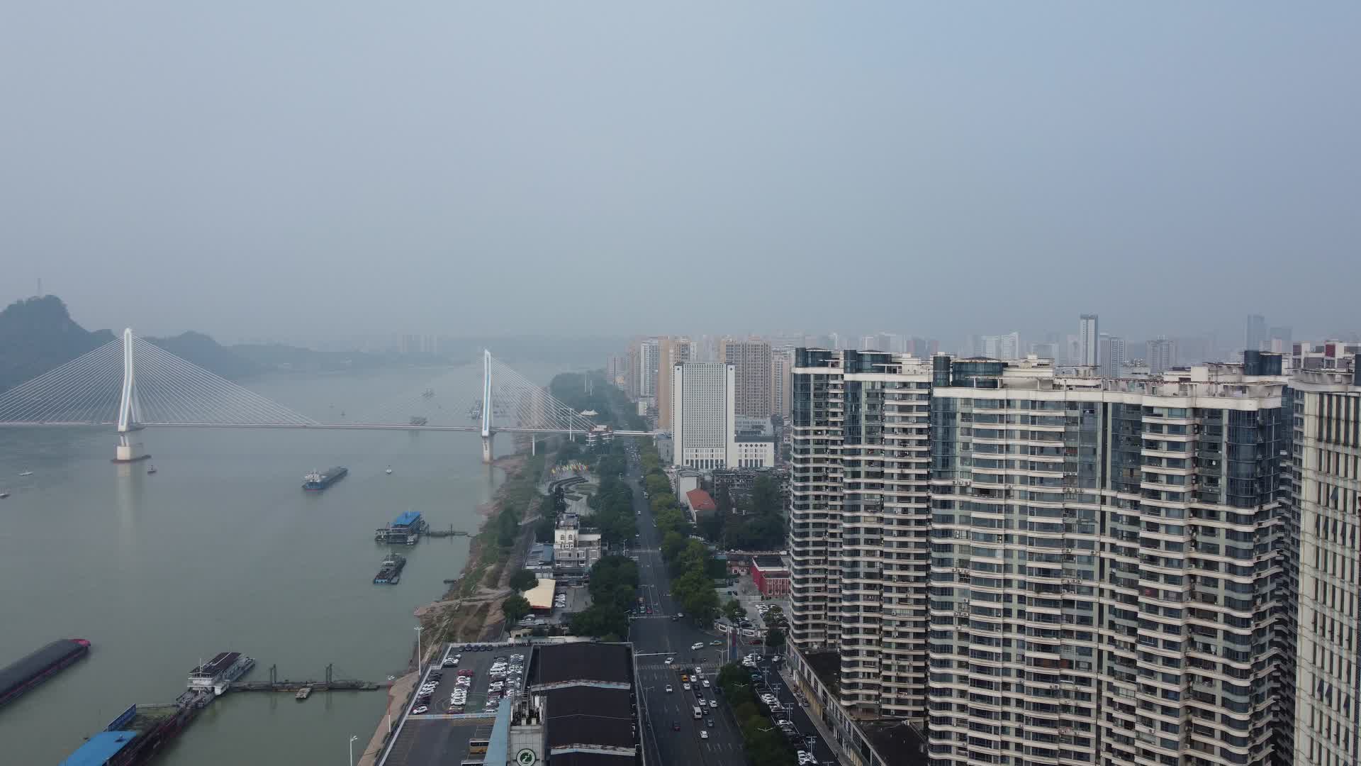 湖北宜昌江岸建筑道路高角度航拍视频的预览图