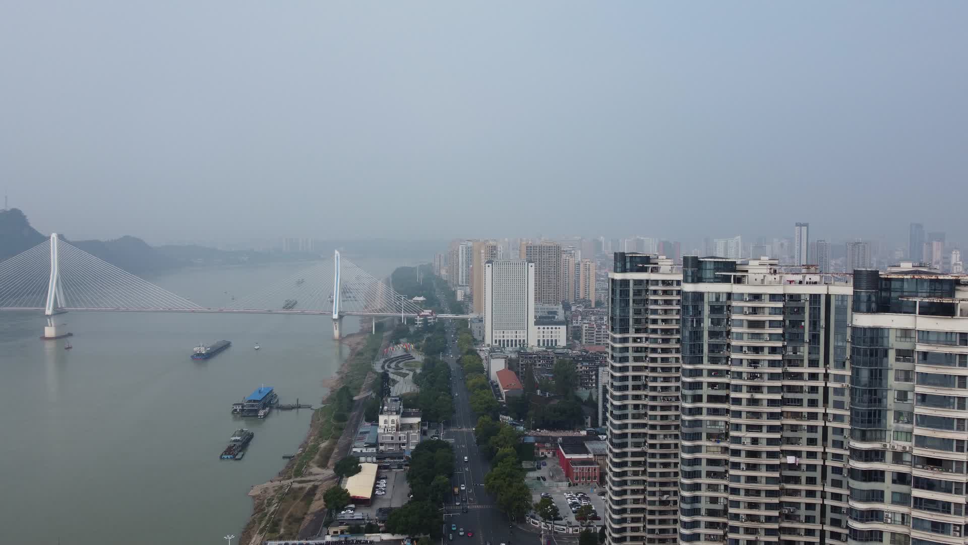 湖北宜昌江岸道路建筑高角度航拍视频的预览图