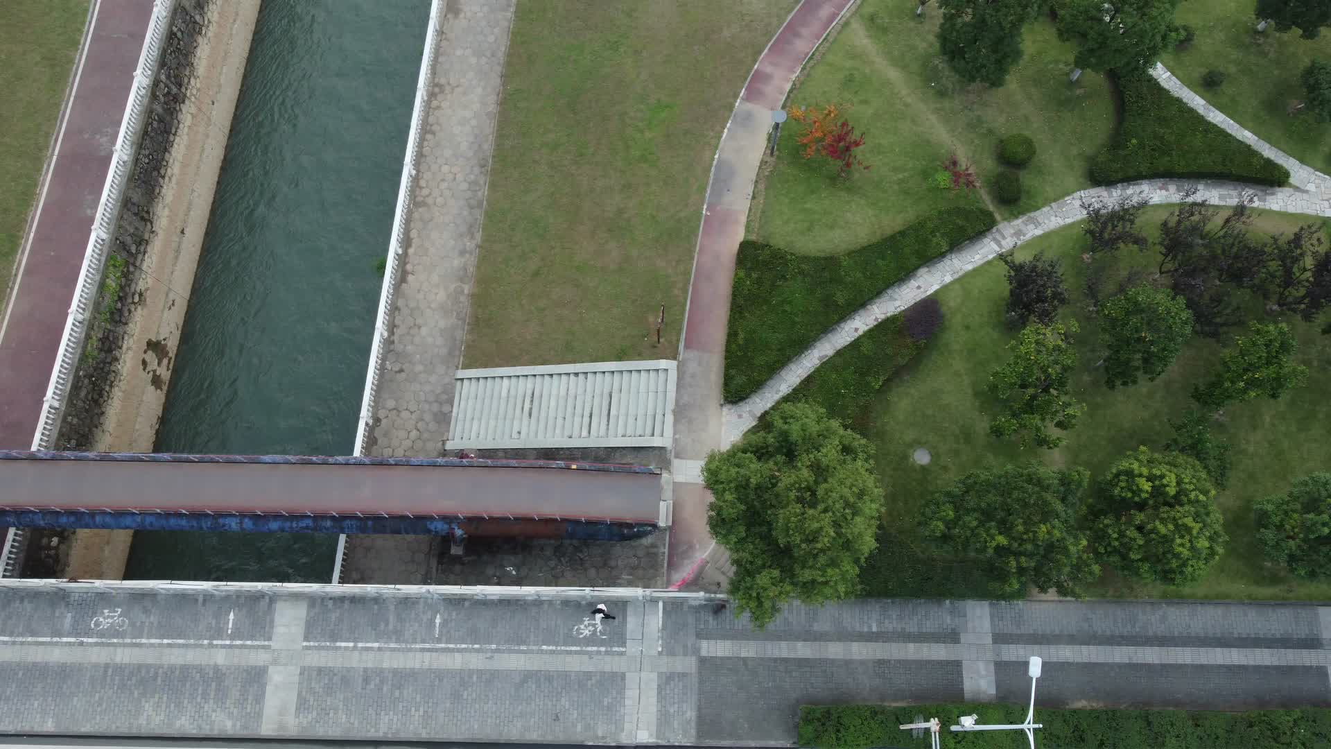 湖北宜昌绿地广场角度航拍视频的预览图