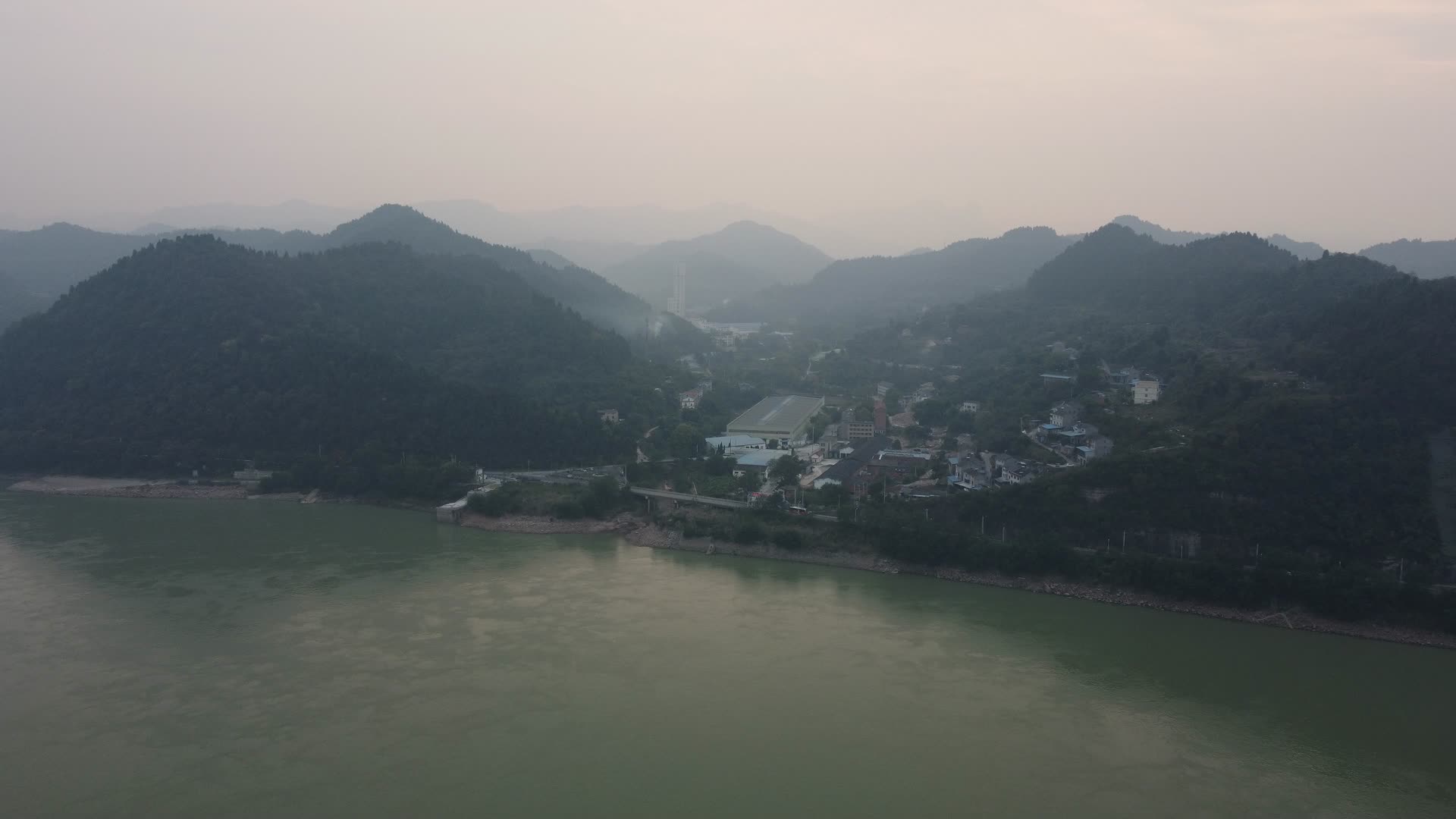 湖北宜昌江景群山高角度航拍视频的预览图