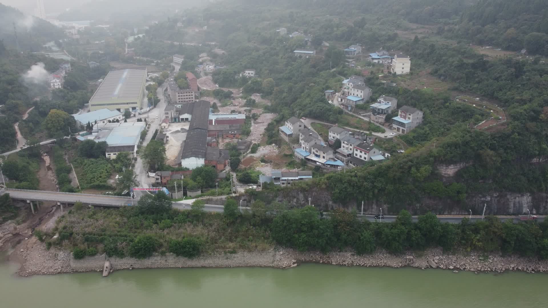 湖北宜昌江岸高角度航拍视频的预览图