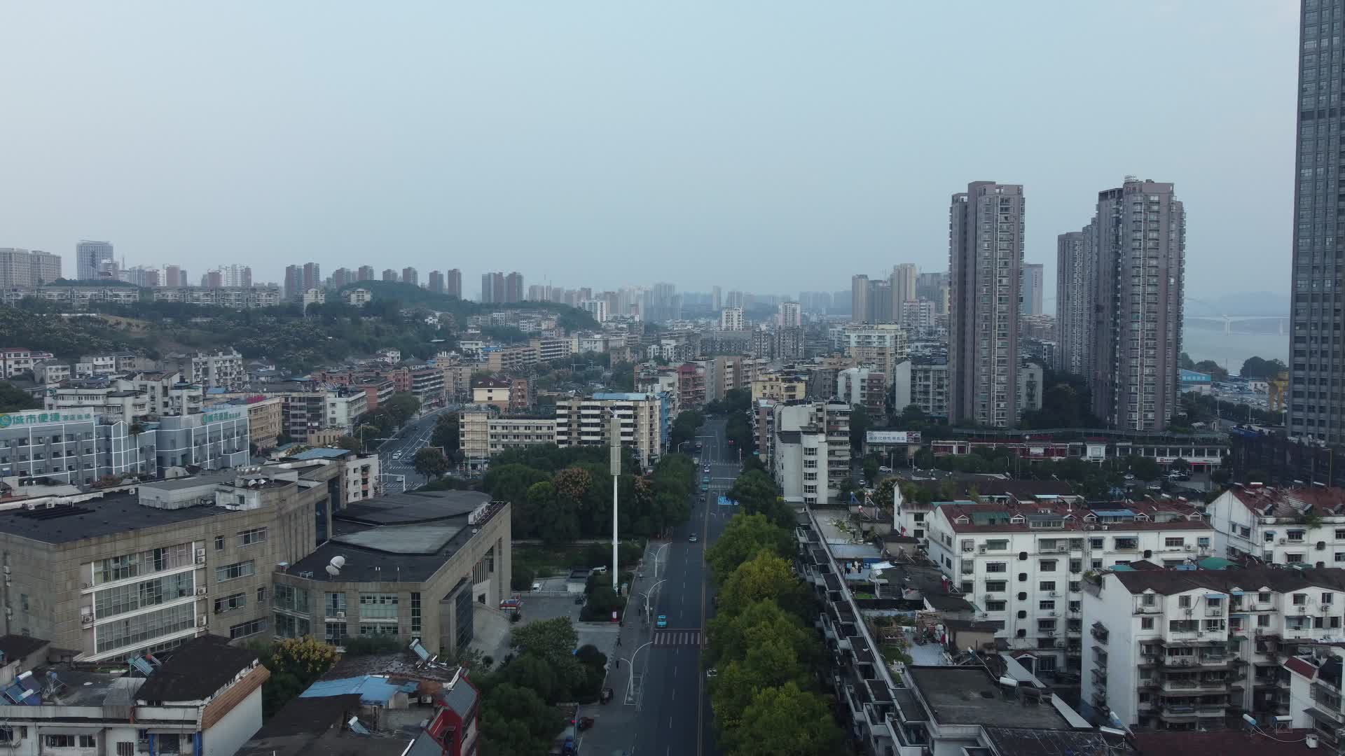 湖北宜昌建筑道路高角度航拍视频的预览图
