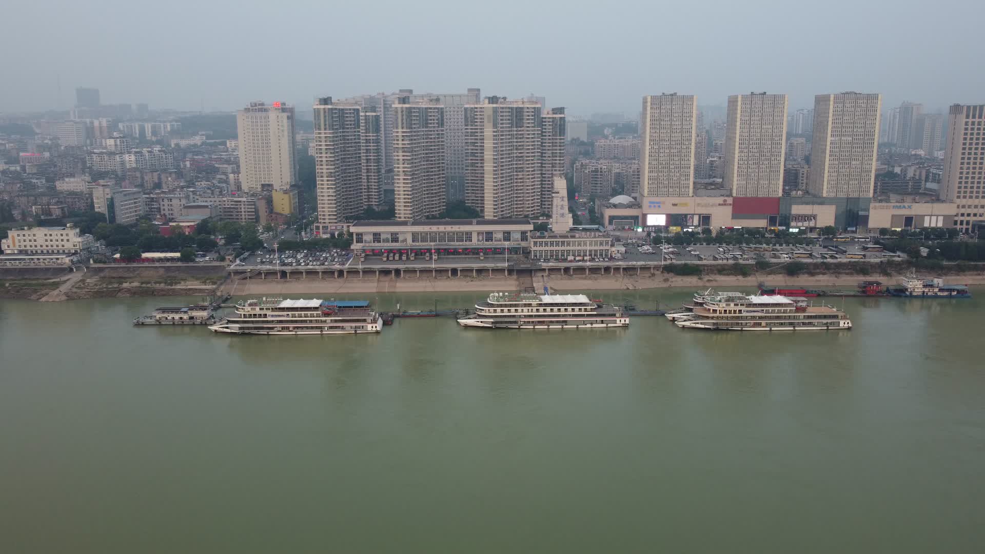 湖北宜昌江岸大厦办公楼高角度航拍视频的预览图