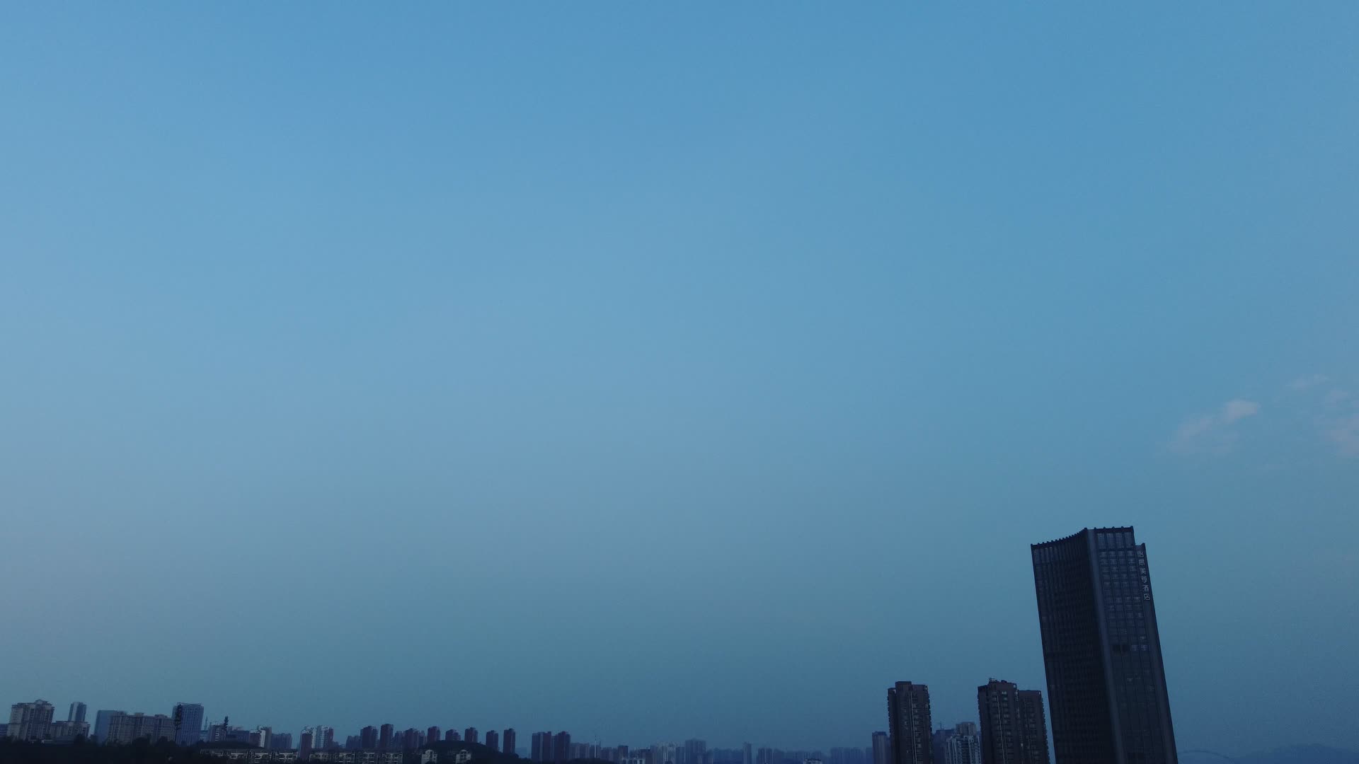 傍晚湖北宜昌建筑楼房大厦高角度航拍视频的预览图
