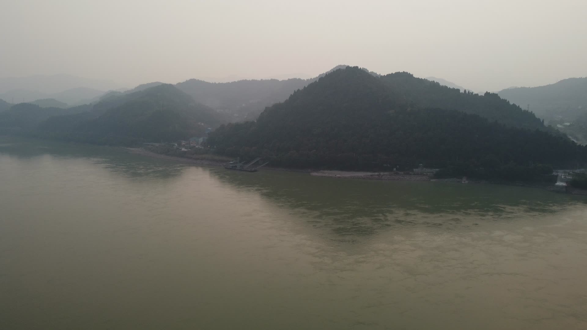 湖北宜昌江景群山航拍视频的预览图