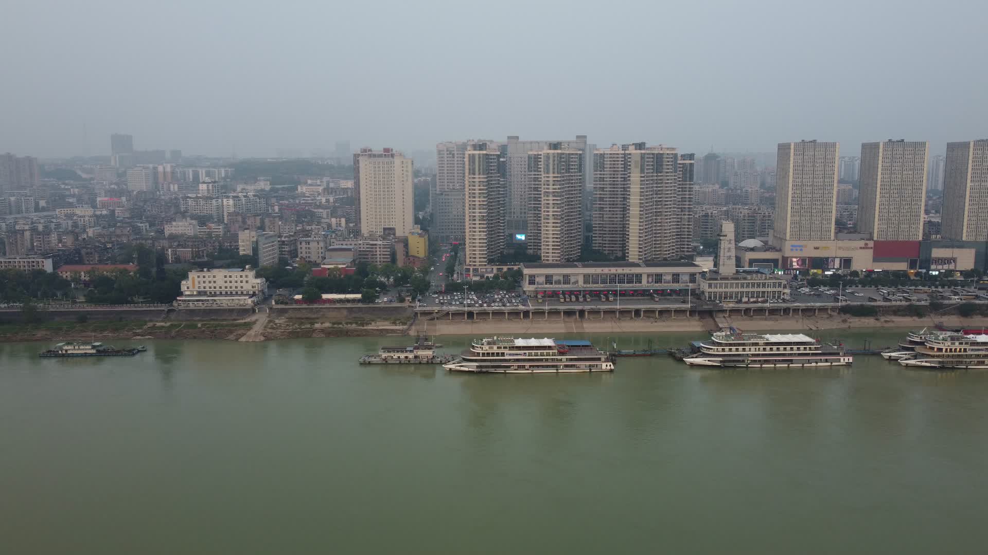 湖北宜昌江景建筑道路高角度航拍视频的预览图