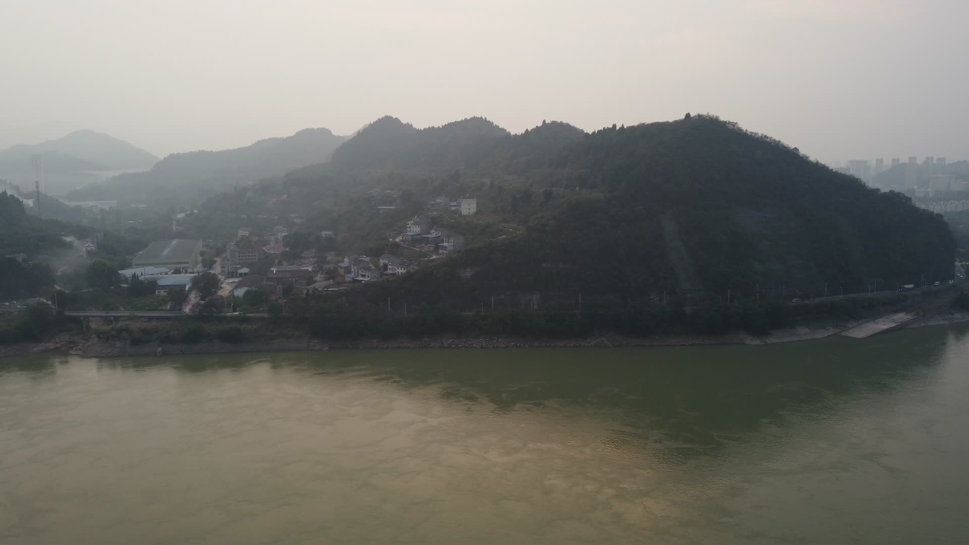 湖北宜昌江景群山航拍视频的预览图