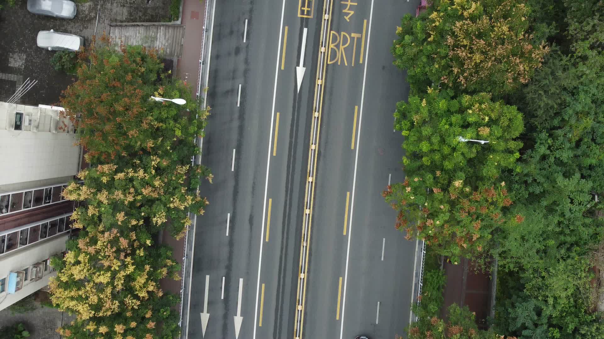 湖北宜昌道路高角度航拍视频的预览图