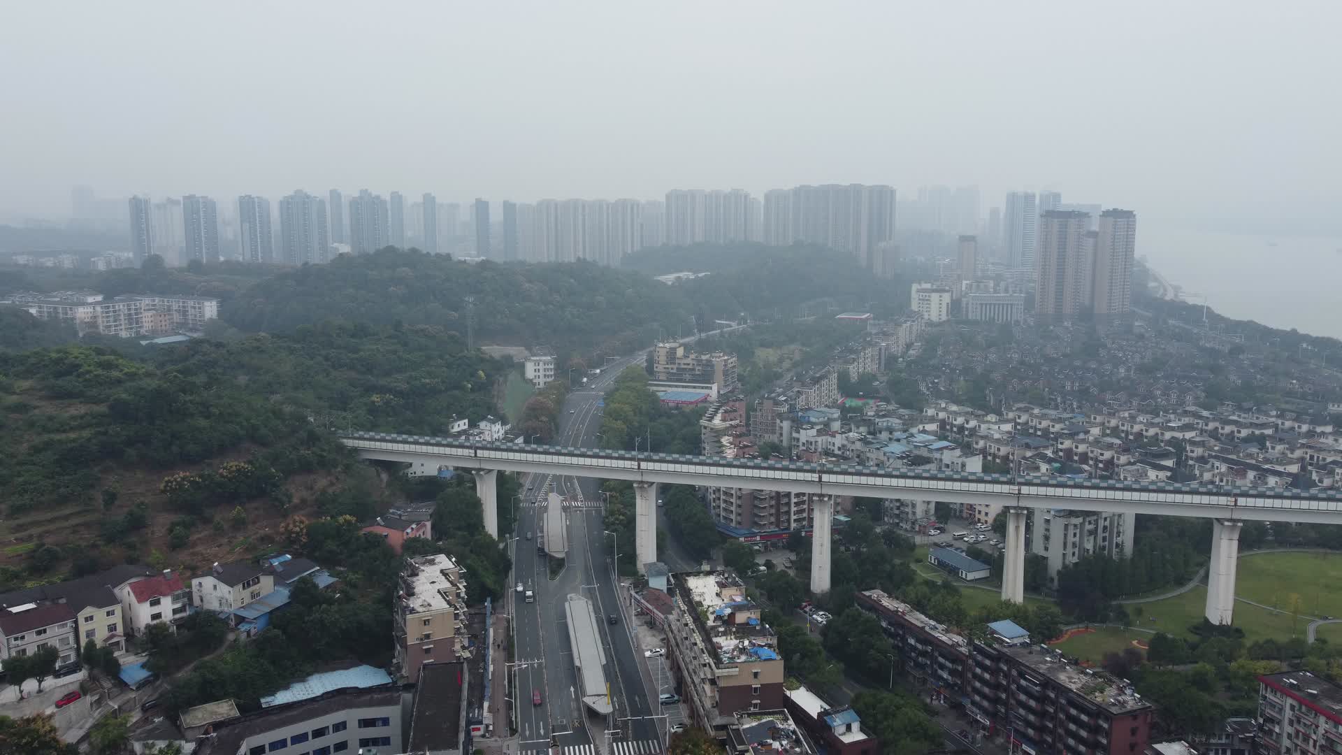 湖北宜昌高架交通建筑道路高角度航拍视频的预览图