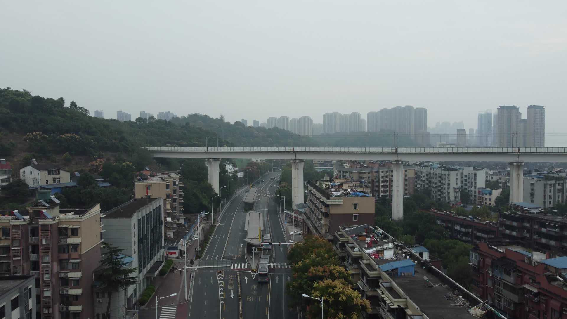 湖北宜昌高架建筑道路高角度航拍视频的预览图