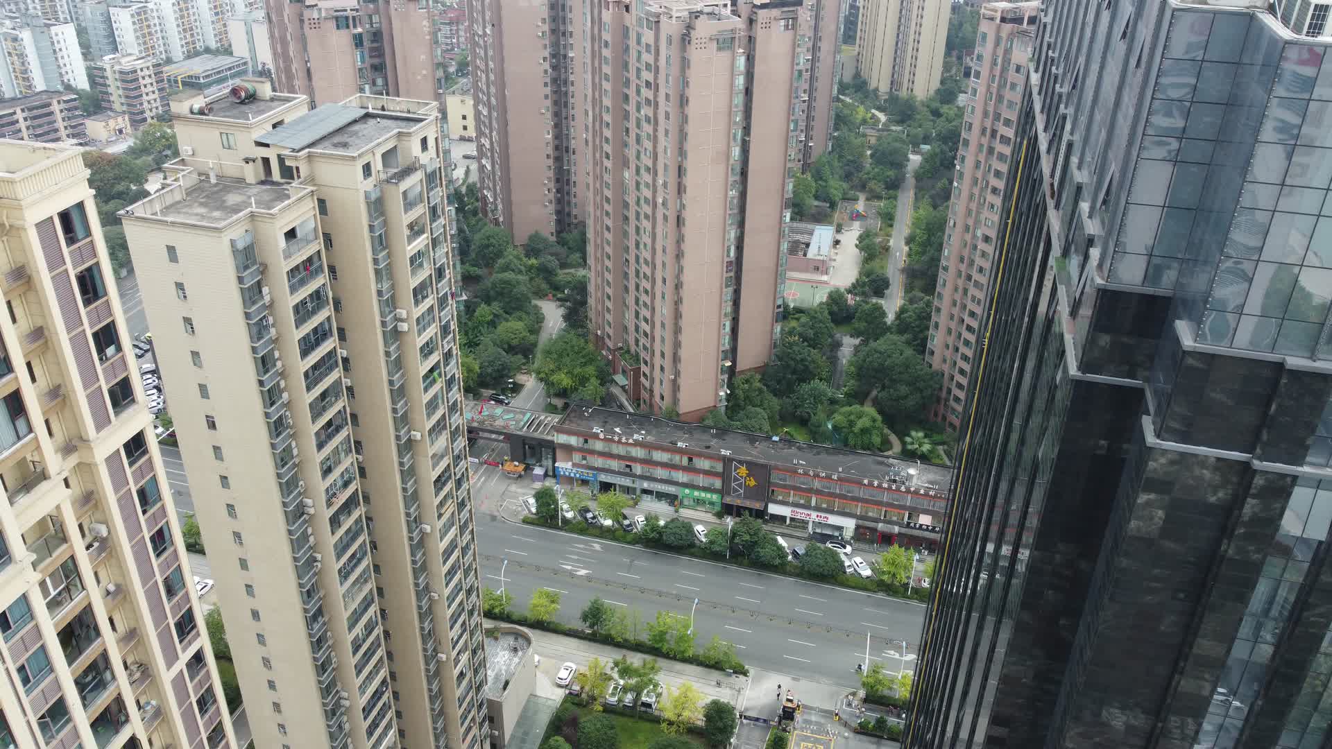 湖北宜昌建筑道路高角度航拍视频的预览图
