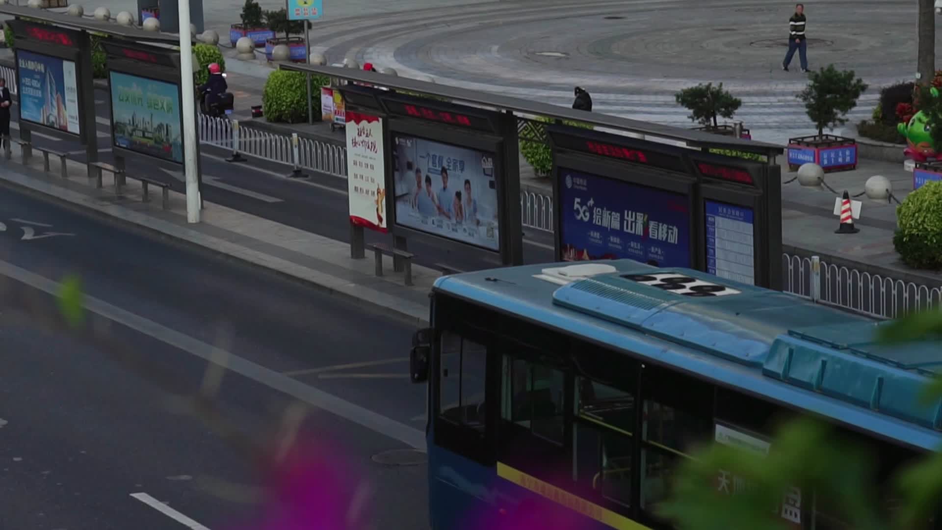 公交车站视频的预览图