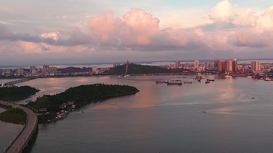4K航拍防城港港口的朝霞视频的预览图