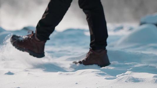 厚厚积雪上行走的人视频的预览图