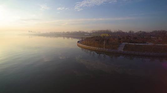 清晨薄雾湖光视频的预览图