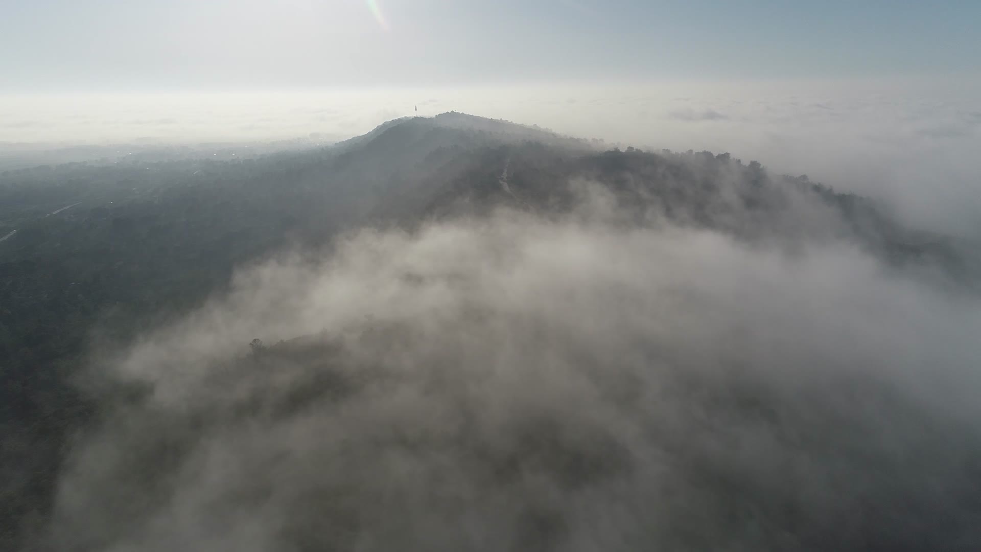 山巅云雾云海清晨视频的预览图