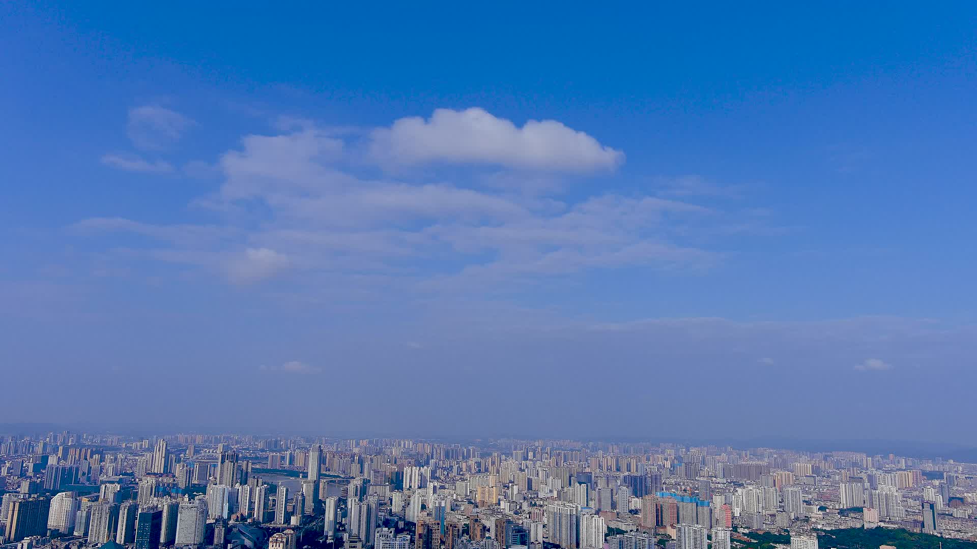 4K航拍城市上空蓝天白云视频的预览图