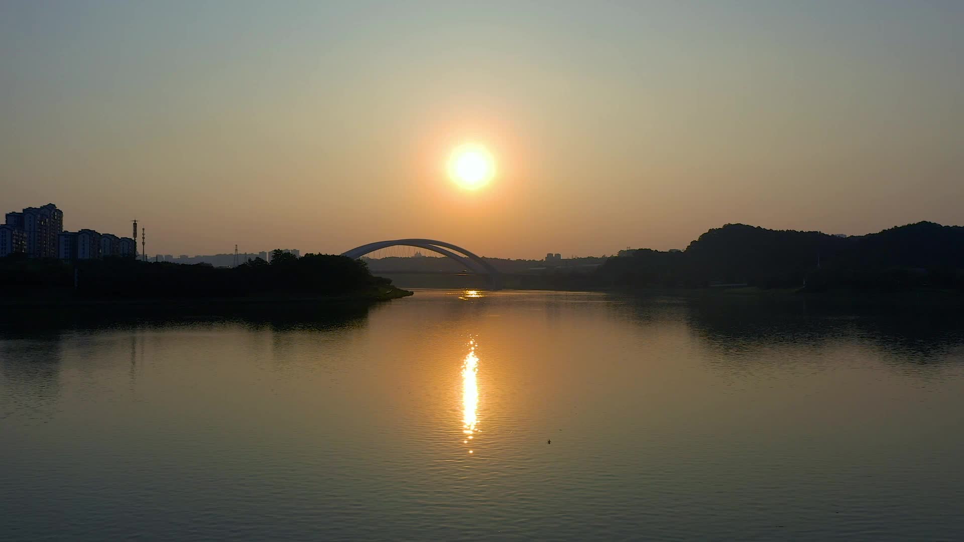 南宁大桥航拍夕阳视频的预览图
