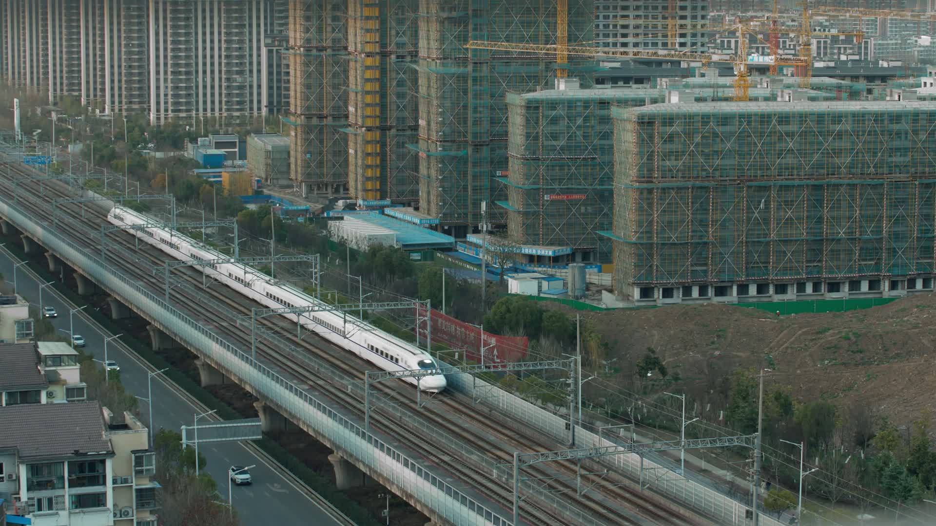俯拍高铁行驶穿梭城市空镜视频的预览图